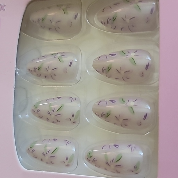 Press On Nails Do-It-Yourself 24 pcs Lavender Flower Designs Natural Nail Art - Picture 3 of 4